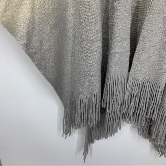Maurices Ivory Cream Silver Fleck Gray Ombré Soft Knit Tassel Shawl Size OS - Picture 4 of 14